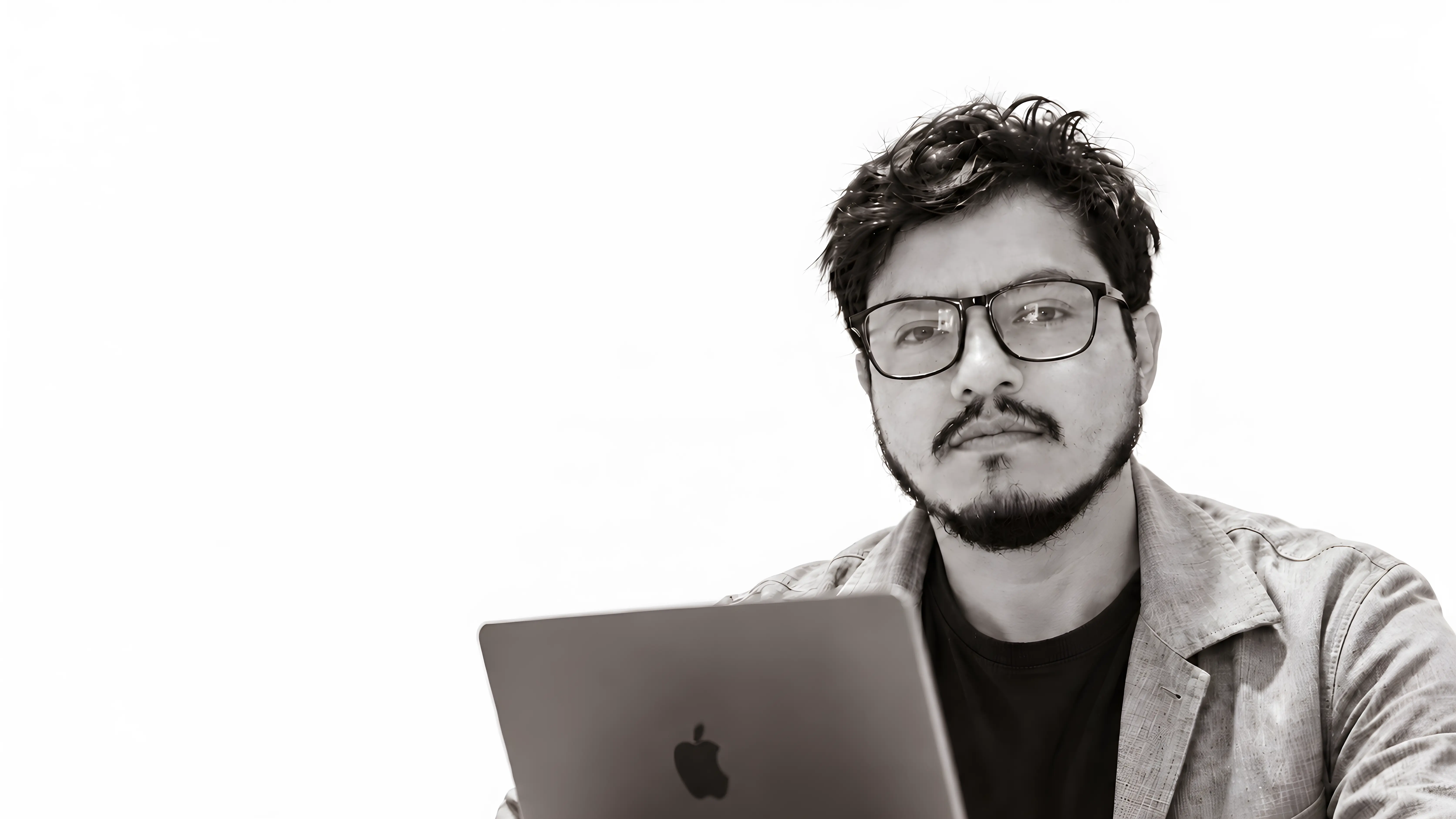 Josep Su con gafas, trabajando con su portátil